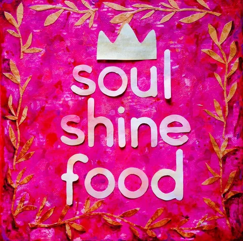 Het logo van Soul Shine Food: uit papier geknipte letters en een kroon op een felroze geschilderde ondergrond, met een krans van takjes eromheen